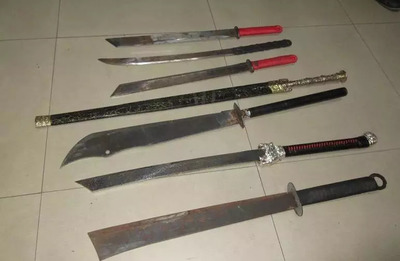 囂張逃犯持刀挑釁警方，法網恢恢終將自食惡果